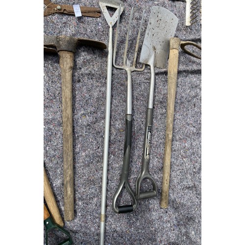 76 - Selection of garden tools - Viewing Section: S11