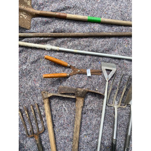 76 - Selection of garden tools - Viewing Section: S11