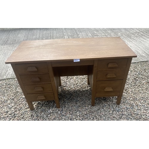 84 - Oak desk (138 x 82 x 47cm approx.) - Viewing Section: S1