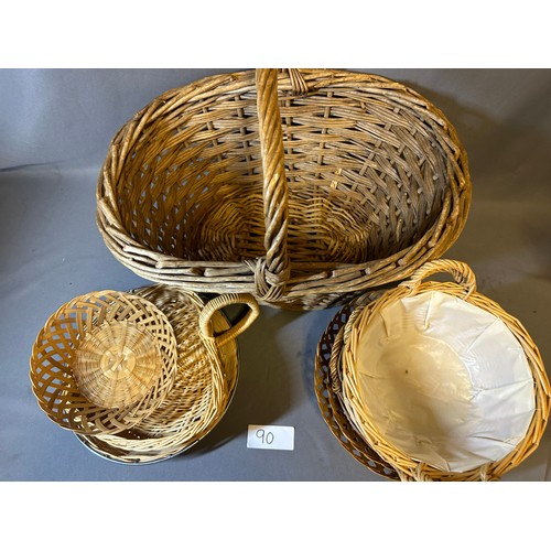 90 - Selection of various baskets - Viewing Section O35