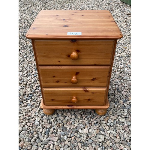 102 - Bedside table (59x38x45cm approx.) - Viewing Section: S9