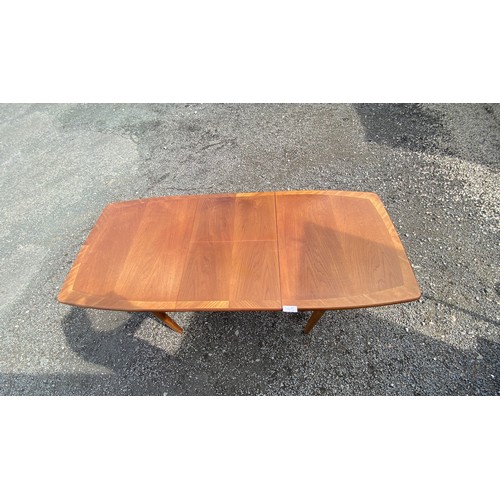 145 - Extendable dinning table (131 x 86 x 75 cm when not extended and 183 x 86 x 75 when extended Approx.... 