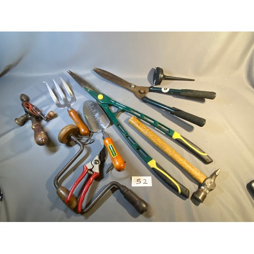 52 - Selection of Tools - Viewing Section: O30