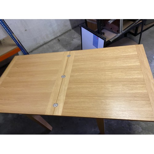 135 - Oak Extendable Table - 90 x 90 cm approx (181 x 90 cm approx when extended) - Viewing Section: S5