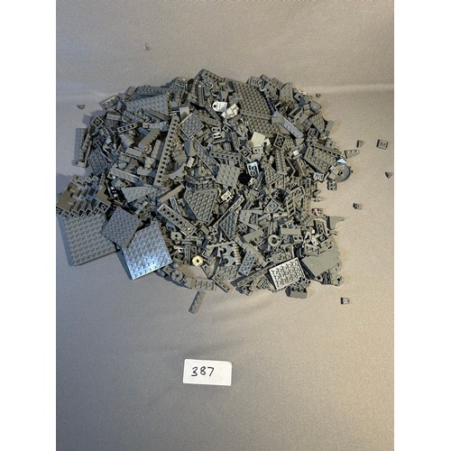 387 - Selection of Lego - Approx. 4.65kg (including box) - Viewing Section: O31