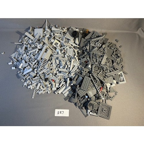 387 - Selection of Lego - Approx. 4.65kg (including box) - Viewing Section: O31