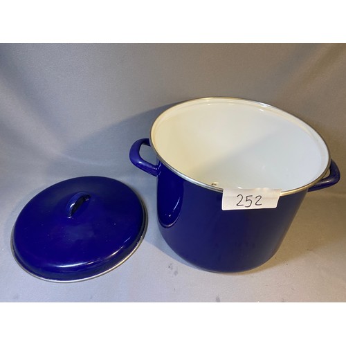 252 - Large blue cooking pot - Viewing Section: O7