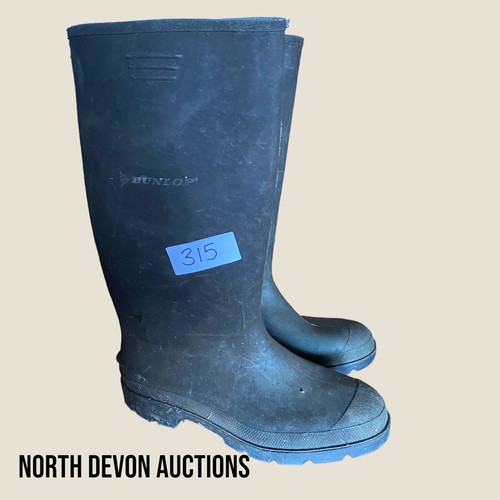 315 - Dunlop Wellington boots - Viewing Section: O22