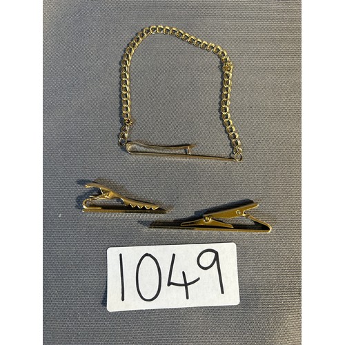 1049 - 3 x Tie clips (One Hallmarked 375) - Viewing Section: O47