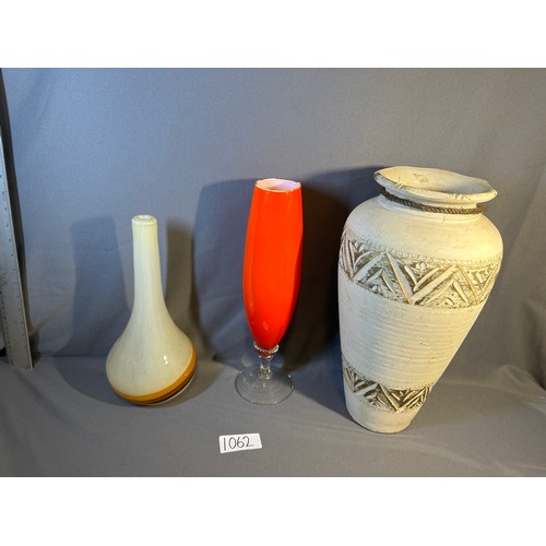 1062 - Selection of vases - to include 1 x ceramic & 2 x glass - Viewing Section: O27