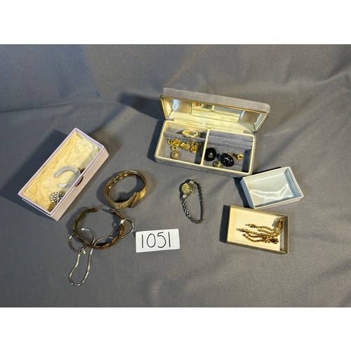 1051 - Selection of various jewellery - Viewing Section: O47