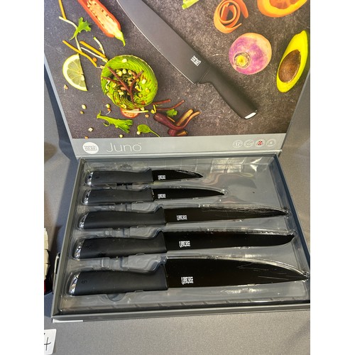 1064 - 2 x Knives sets - Viewing Section: O2