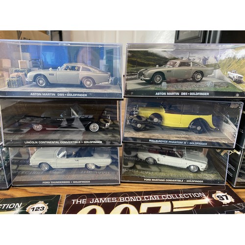 1169 - Selection of collectable James Bond Vehicles and books including: Dr No, From Russia With Love, Gold... 