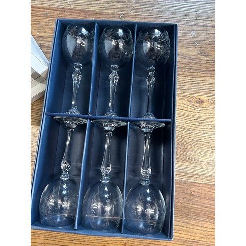 17 - Wine Rack & Set of 6 Crystal Glasses Set - Viewing Section: O43