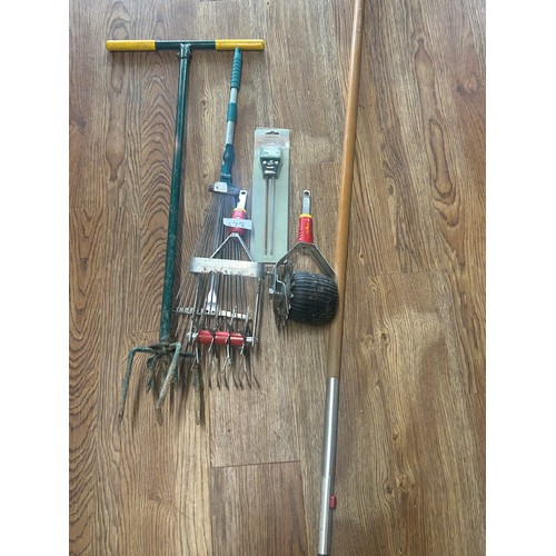 473 - Selection of garden tools including extendable rake & moisture meter