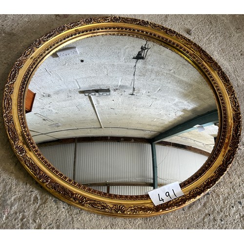 491 - Convex gilt framed mirror (53 cm diameter approx.)