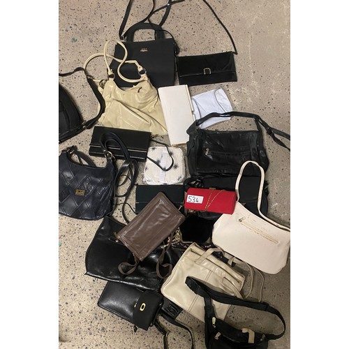 534 - Selection of handbags