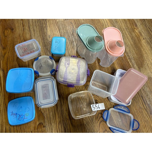 556 - Selection of various plastic containers with lids