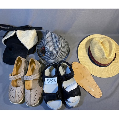 582 - 2 x Pairs of shoes + hats