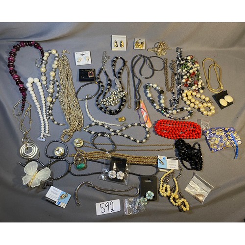 592 - Selection of costume jewellery