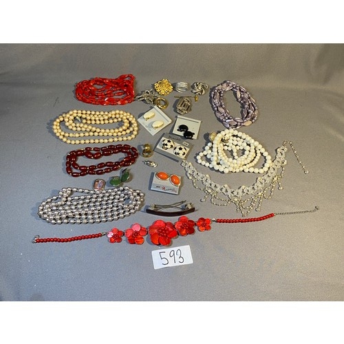 593 - Selection of costume jewellery