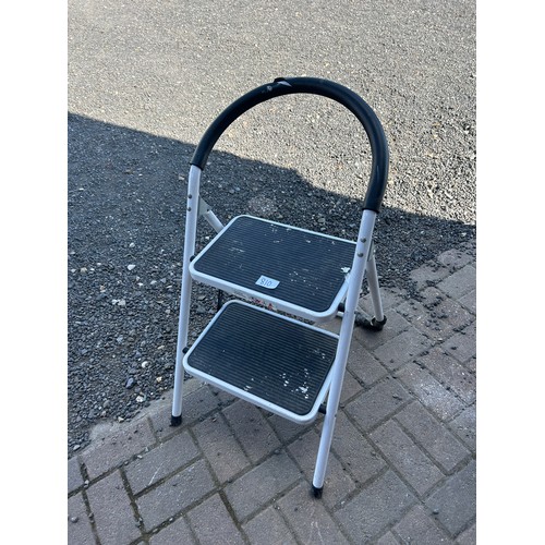 810 - Two step folding ladder