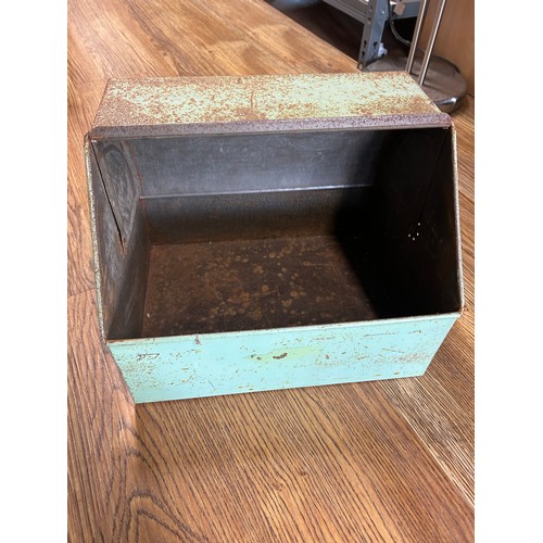 848 - Vintage bread bin