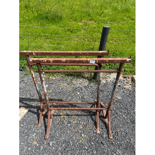 850 - 2 x metal trestles