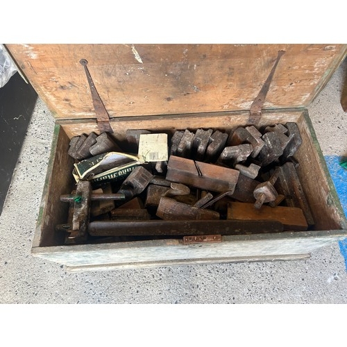 798 - Wooden trunk containing a large selection of vintage planes