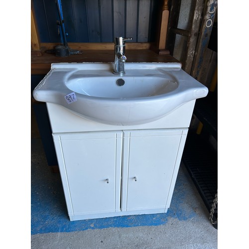 897 - Bathroom vanity unit with sink