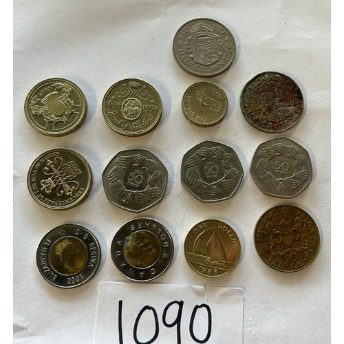 1090 - Collection of collectable coins - including 2 crowns