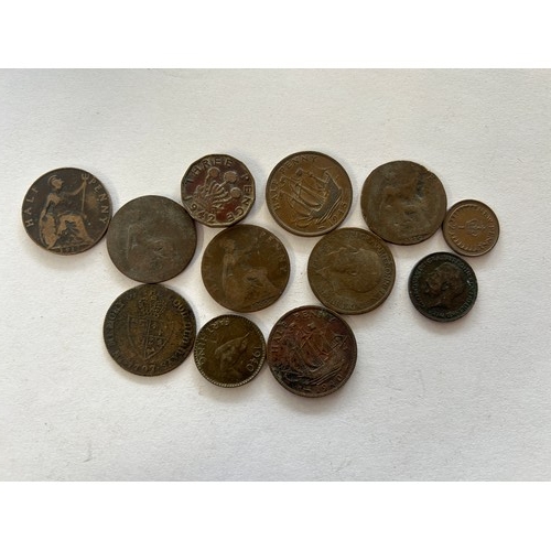 1089 - Large selection of mainly English coinage - to include 1797 gaming token