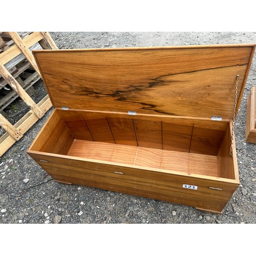 121 - Walnut blanket box - 113 x 35 x 42 cm approx.