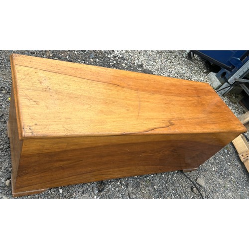 121 - Walnut blanket box - 113 x 35 x 42 cm approx.