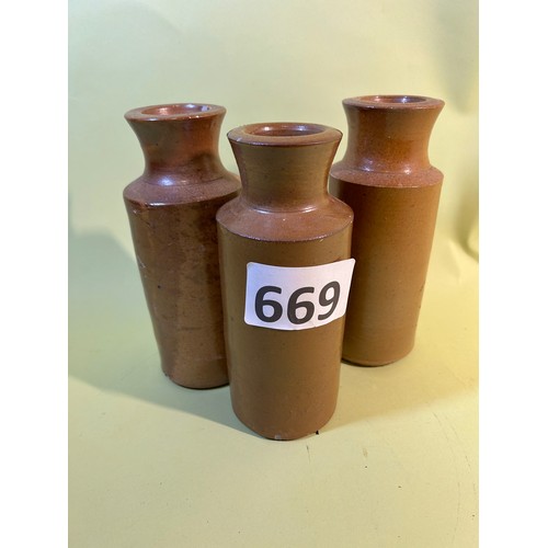 669 - Set of 3 small flagon style ceramic pots