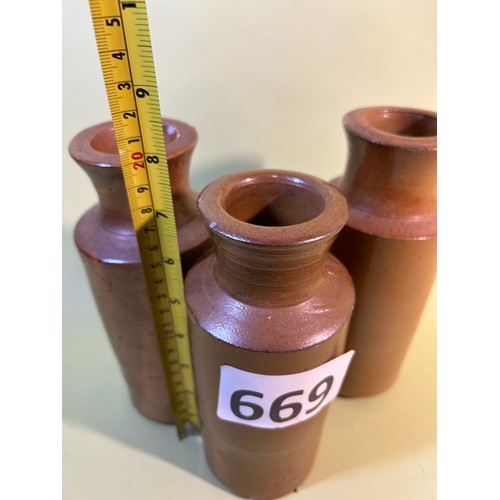 669 - Set of 3 small flagon style ceramic pots