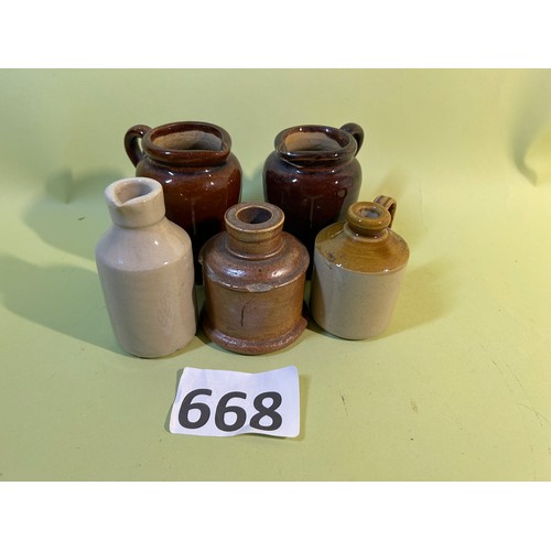 668 - 2 x small jugs & 3 small flagons