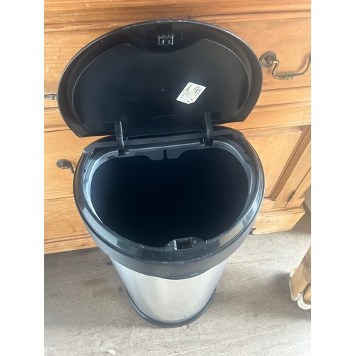 313 - Kitchen flip top bin