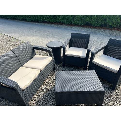 472 - Whole garden furniture set to include: settee, chairs x 2, table, and drinks cooler (missing glass t... 