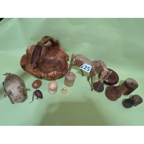 225 - Selection of treen items