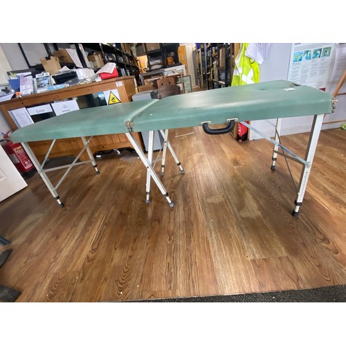 672 - Folding massage table