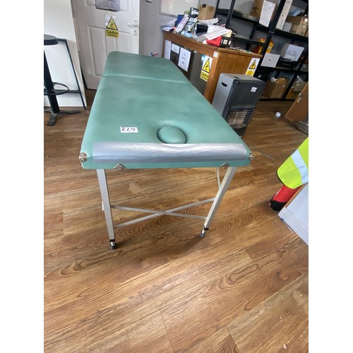 672 - Folding massage table