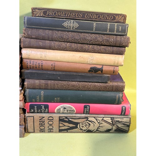 682 - Selection of vintage books