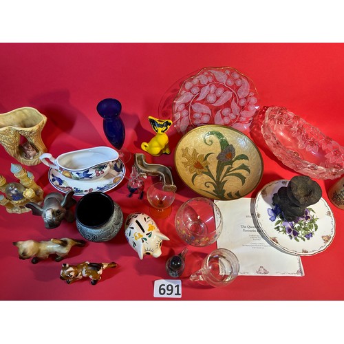 691 - Miscellaneous selection of various china and glass items