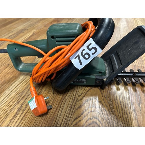 765 - Black & Decker GT200 hedge trimmer long lead - vendor advises in good working order.