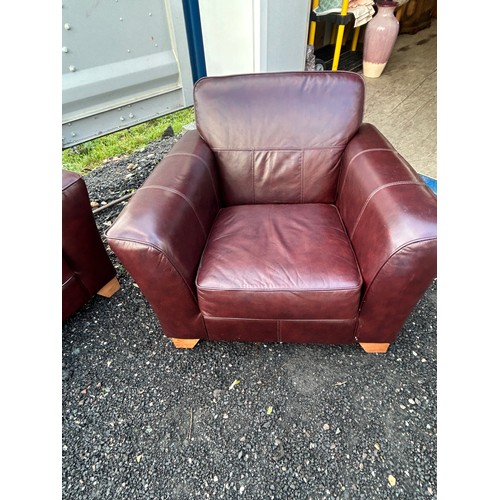 41 - Leather sofa suite: two seater sofa and 2 x arm chairs