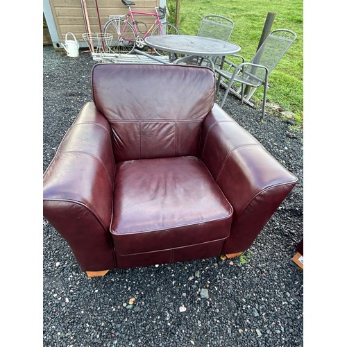 41 - Leather sofa suite: two seater sofa and 2 x arm chairs