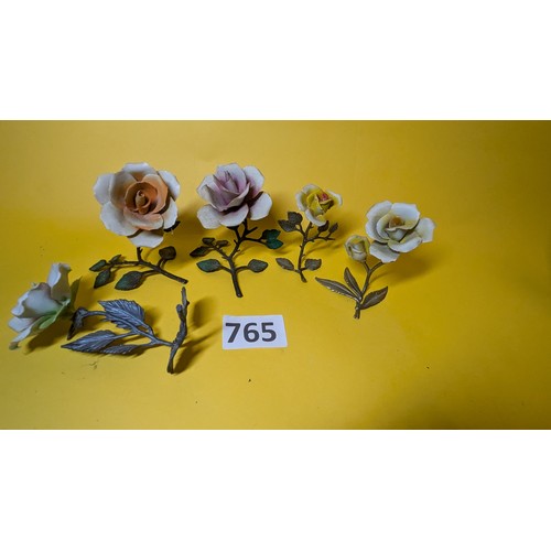 765 - 5 x metal roses