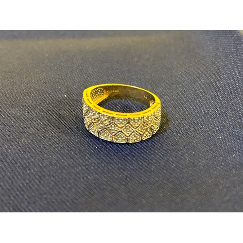 830 - 9K Diamond ring (3.9g)