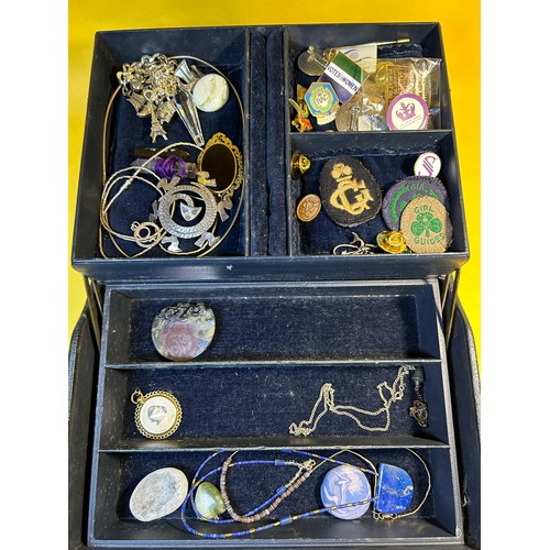 846 - Jewellery box + Contents